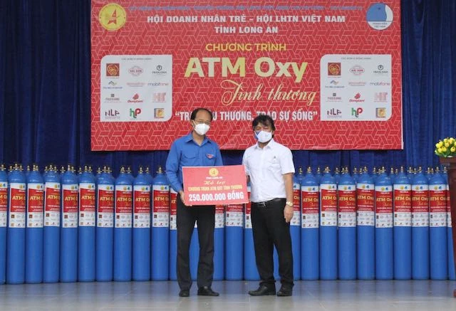 Ông Dương Long Thành, Chủ tịch Tập đoàn Thắng Lợi (bên phải) cùng đại diện Hội liên hiệp Thanh niên Việt Nam trong buổi ra mắt “ATM Oxy tình thương”