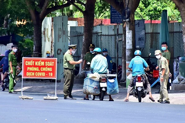 Người dân tiếp tục hạn chế ra đường, duy trì việc đi chợ thay cho người dân.