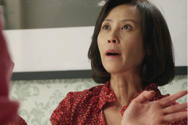 Thấy mẹ kế lén mở túi xách của mình, lặng lẽ theo dõi rồi kiểm tra, người đàn ông lặng người trước việc bà vừa làm