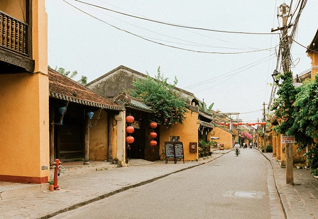 Những cơn mưa nhỏ cũng mang đến không khí se lạnh dễ chịu, khác hẳn một Hội An khi vào hè. Ảnh: Hieu Tran (Unsplash).