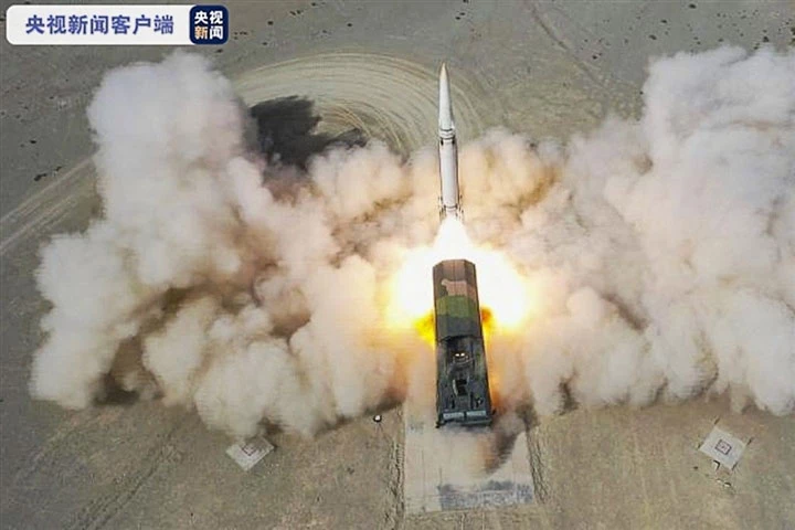 Hình ảnh phóng tên lửa trên truyền hình Trung Quốc. (Ảnh: CCTV)