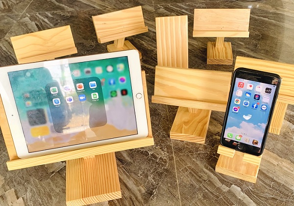 Sáng chế giá đỡ điện thoại học qua Zoom, ông chủ xưởng gỗ bất ngờ nhận được hàng nghìn đơn hàng