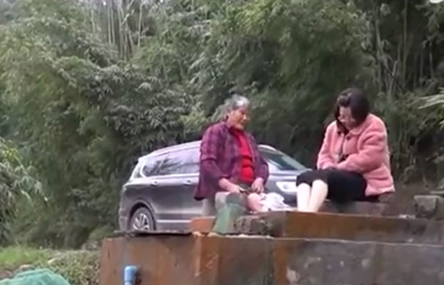 'Giếng thần' sau khi bốc lửa dân làng thản nhiên đến ngâm chân, chuyên gia khảo sát thực địa kết luận: Phải đóng miệng giếng lại ngay