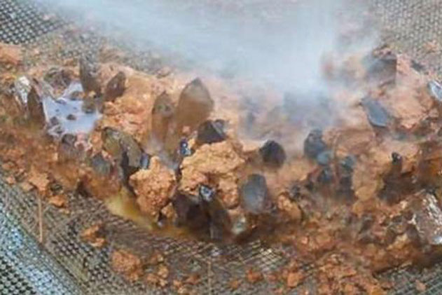 Rửa sạch 'cục đất' lạ vừa nhặt được, người đàn ông tắt luôn nụ cười khi hình dáng thực của nó lộ diện