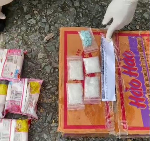 Trà Vinh: Bắt 3 đối tượng lợi dụng xe “luồng xanh” để vận chuyển ma túy   