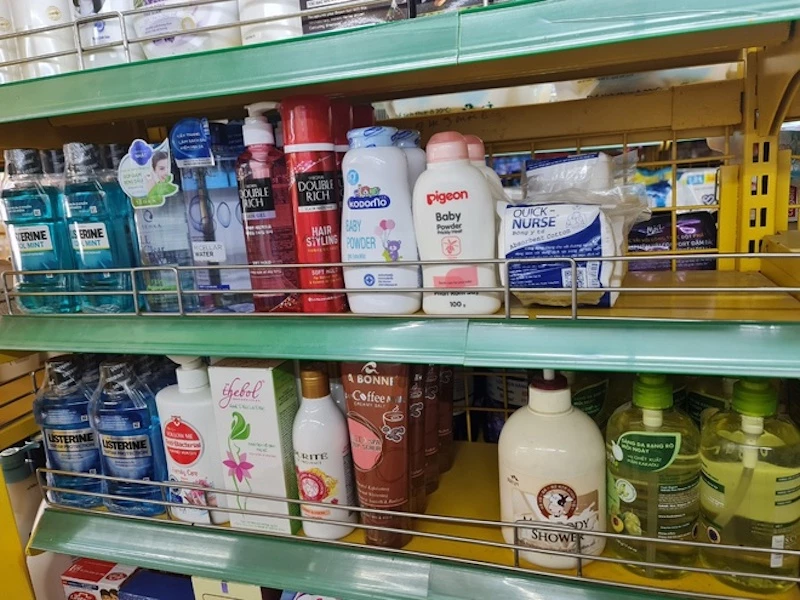 Hàng hóa không niêm yết giá bán theo quy định tại cửa hàng Bách Hóa Xanh (Ảnh: Cục QLTT Ninh Thuận)