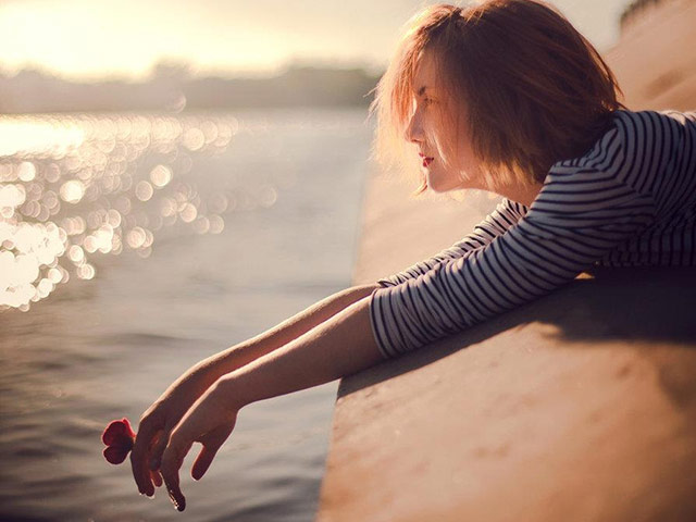 Nửa đêm chị gái gọi điện nhờ cứu giúp, chồng tôi lạnh lùng phán một câu khiến tôi thấm thía