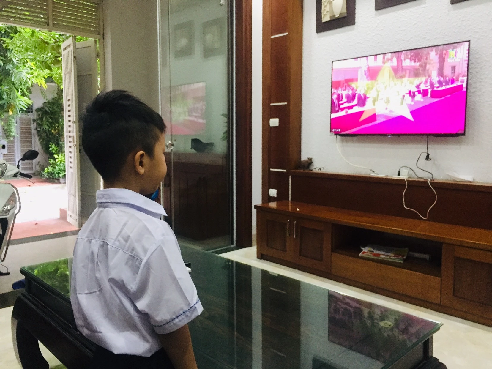 Học sinh tại 57 tỉnh thành đã khai giảng năm học mới qua truyền hình.