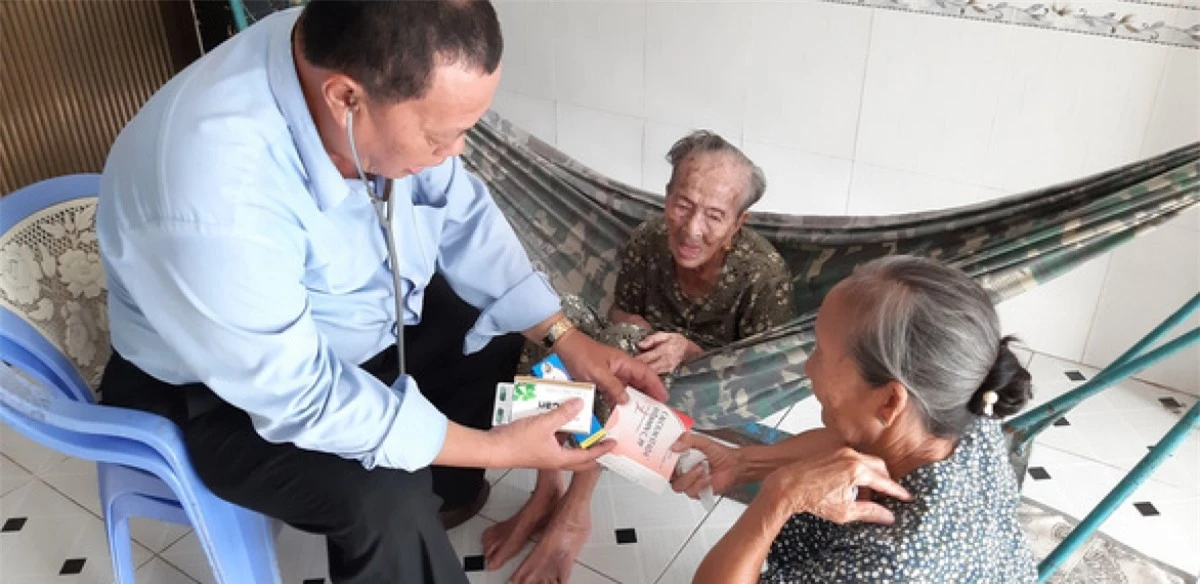 Bác sĩ Trịnh Hữu Nhẫn - trạm trưởng Trạm y tế xã Phước Lộc (Nhà Bè) - khi còn sống, luôn quan tâm thăm khám và giải thích cặn kẽ cho bà con về các bệnh lý gặp phải - Ảnh: gia đình cung cấp (Báo Tuổi trẻ)