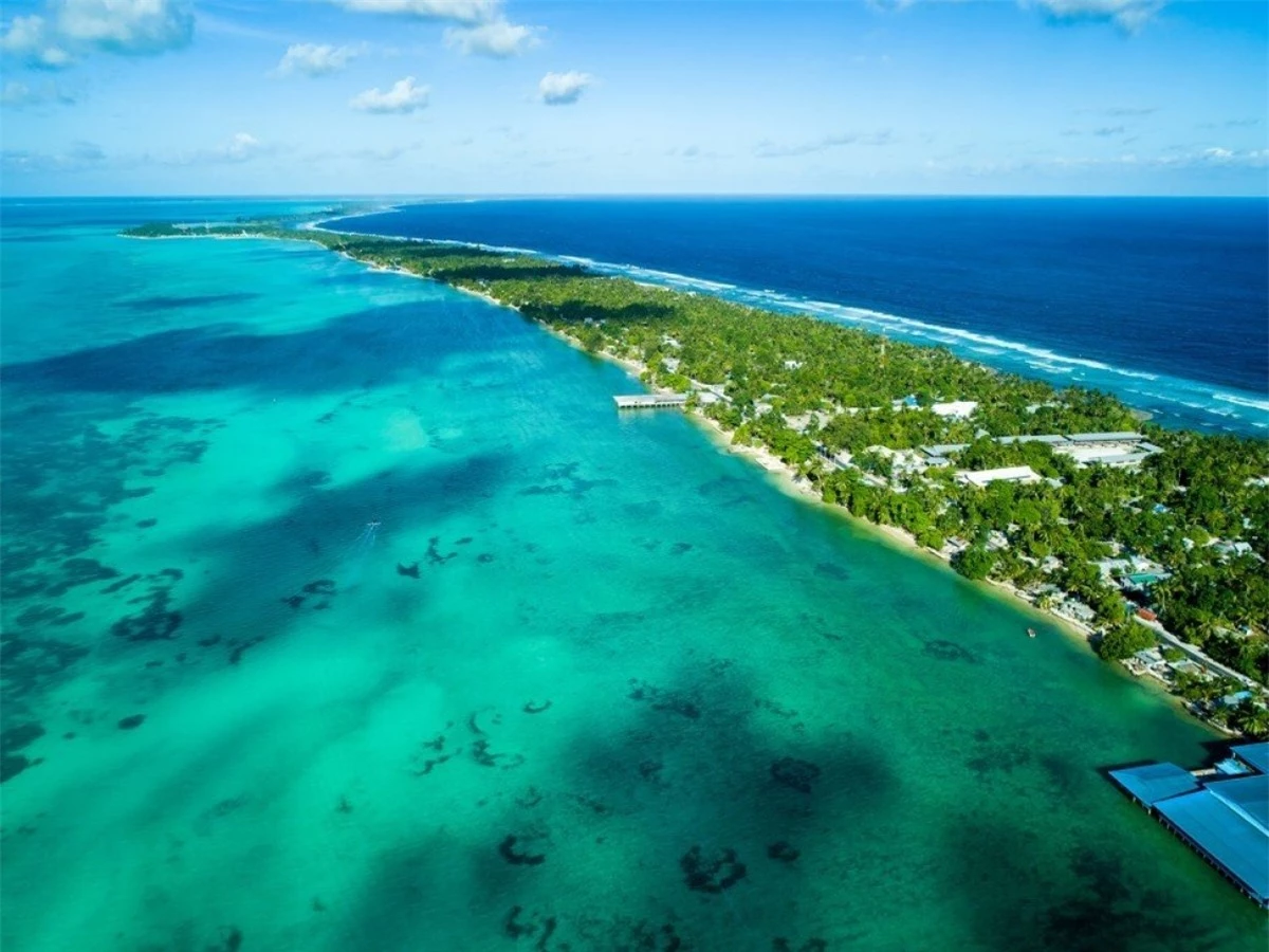 Du khách có thể đi thăm cả Paris và London ở quốc đảo Kiribati.