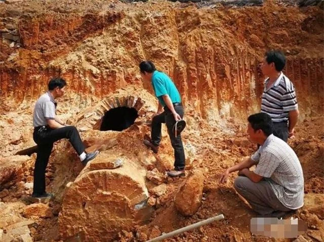 Vào đêm giao thừa, mộ cổ bất ngờ lộ ra, trong quan tài chỉ còn nửa chiếc đầu lâu: Chuyên gia vẫn vui mừng khôn xiết - Vì sao? - Ảnh 1.