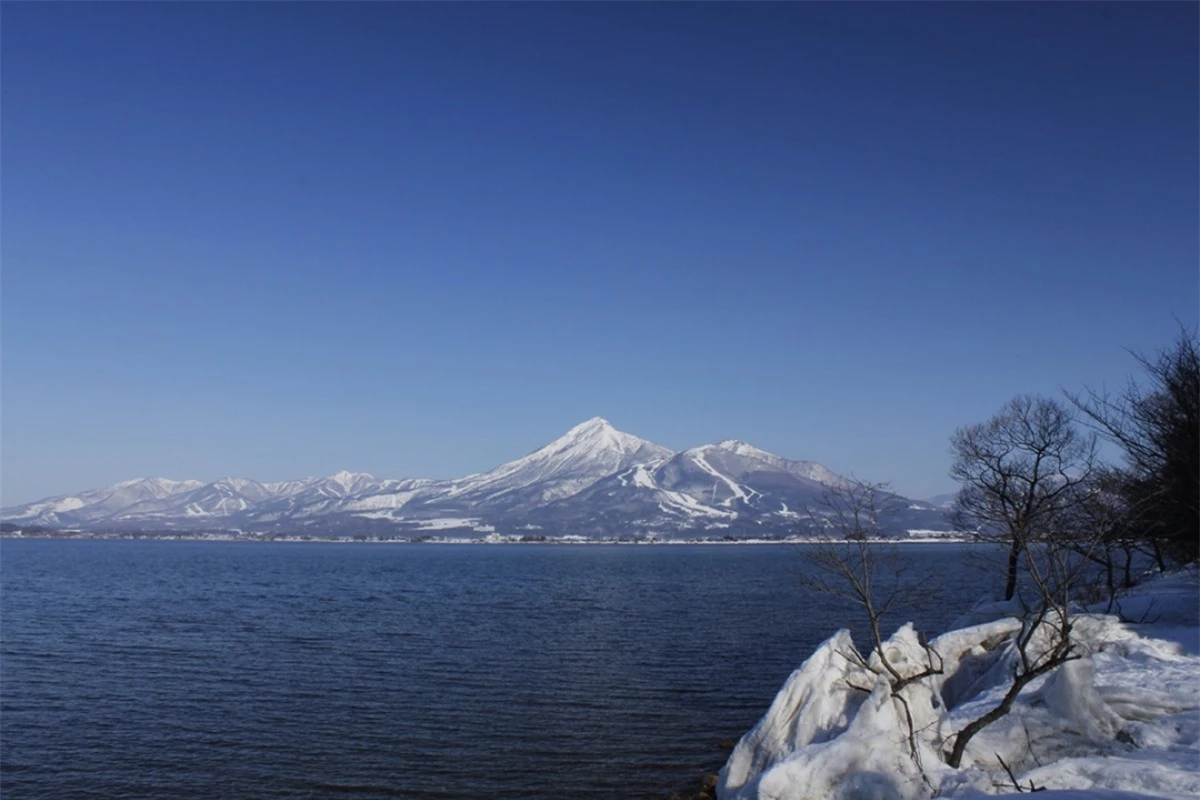 Núi Bandai và hồ Inawashiro: Núi Aizu Bandai được chọn là một trong 100 ngọn núi đẹp nhất Nhật Bản. Đây cũng là một nơi lý tưởng cho du khách ưa thích môn thể thao đi bộ, leo núi. Hồ Inawashiro là 1 trong 10 hồ nước lớn nhất ở Nhật Bản, nơi đây là một điểm tham quan lý tưởng mà du khách có thể nhìn thấy những đàn thiên nga vào mùa đông.