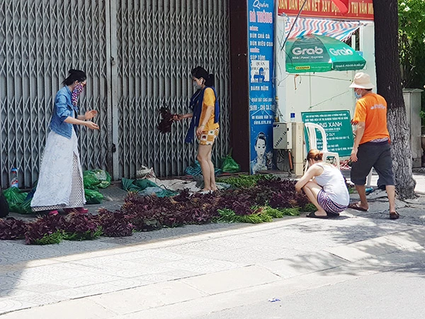 Người dân phường Phước Ninh (hiện là 1 trong 3 phường "vùng xanh" của quận Hải Châu, TP Đà Nẵng) phân chia rau quả cho các hộ dân