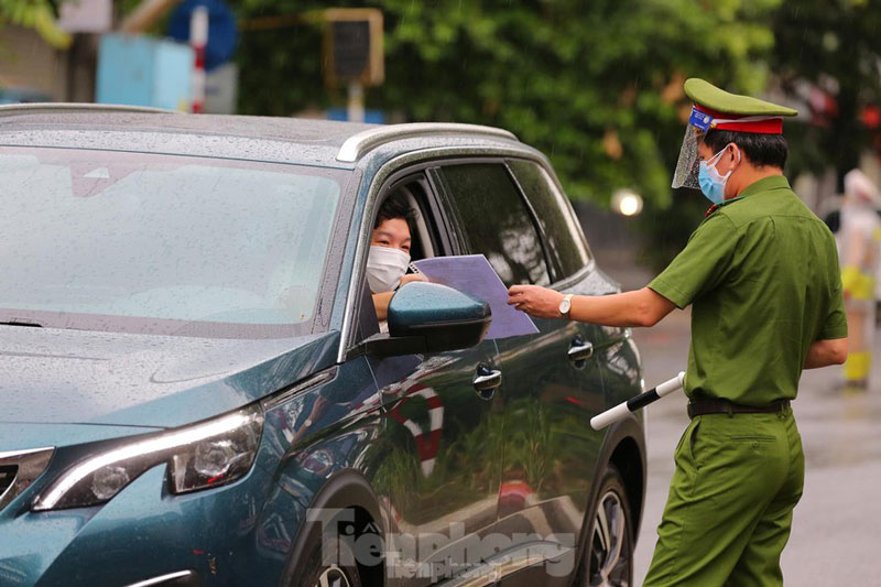 Doanh nghiệp ở Hà Nội 'đau đầu' với thủ tục xin cấp giấy đi đường