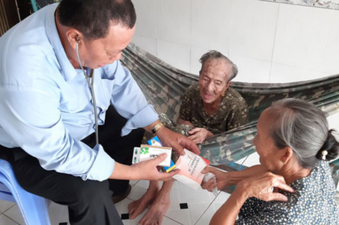 Chủ tịch nước truy tặng Huân trương Lao động cho 2 y bác sỹ tử vong vì chống dịch