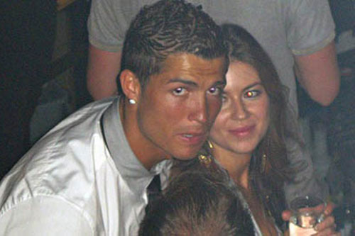 Vừa tới MU, Ronaldo lại lo cáo buộc hiếp dâm