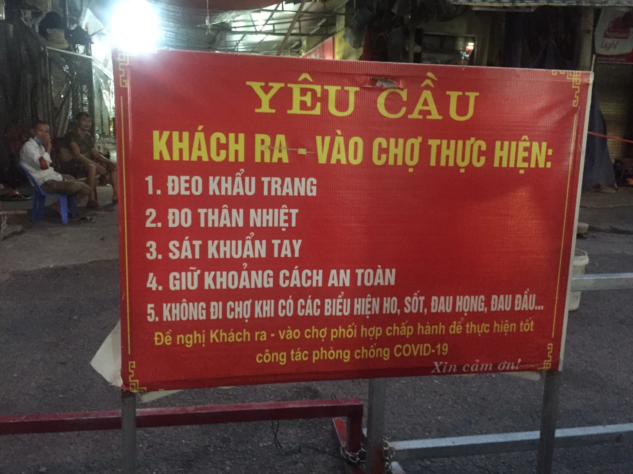 Các chợ trên địa bàn quận Hà Đông yêu cầu người dân thực hiện tốt công tác phòng chống dịch COVID-19 khi ra - vào chợ.