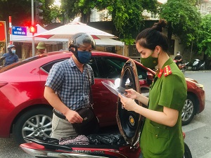 Hà Nội: Hình ảnh trong ngày đầu tiên kiểm soát giấy đi đường theo quy định mới