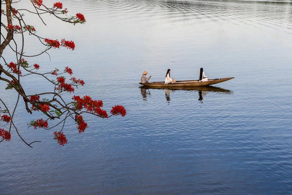 Sông Hương bắt nguồn từ dãy Trường Sơn hùng vĩ, chạy quanh co uốn khúc qua núi rừng trùng điệp, vắt ngang giữa thành phố Huế, kéo dài tới phá Tam Giang trước khi ra cửa biển Thuận An. Trong tác phẩm Ai đã đặt tên cho dòng sông?, tác giả cũng viết “Trong những dòng sông đẹp ở các nước mà tôi từng nghe đến, hình như chỉ sông Hương là thuộc về một thành phố duy nhất”. Ảnh: Lê Huy Hoàng Hải.