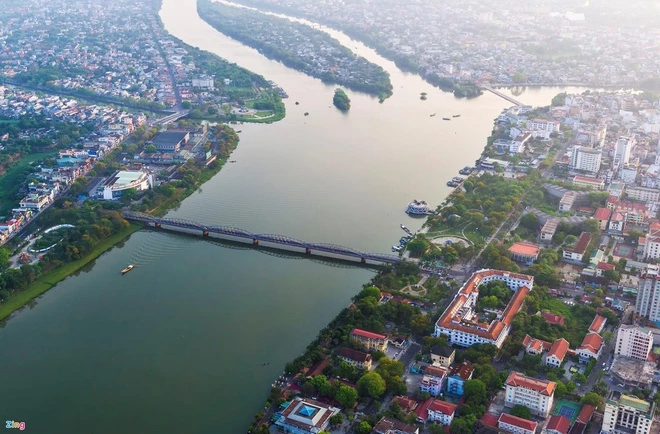 Đây là bài bút ký xuất sắc, viết tại Huế (1/1981), in trong tập sách cùng tên. Ai đã đặt tên cho dòng sông? là tác phẩm súc tích và đầy chất thơ về sông Hương, được thể hiện qua lối hành văn hướng nội, súc tích, mê đắm và tài hoa của tác giả. Ảnh: Lê Huy Hoàng Hải.