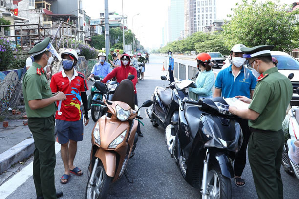 Người dân loay hoay với thủ tục, không biết thuộc nhóm nào được cấp giấy đi đường