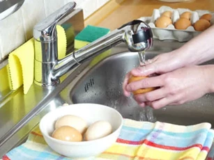 Mẹ dẫn con gái đi khám vì đau họng, không ngờ phát hiện cả 2 đều bị ung thư tuyến giáp do thói quen bảo quản trứng sai cách
