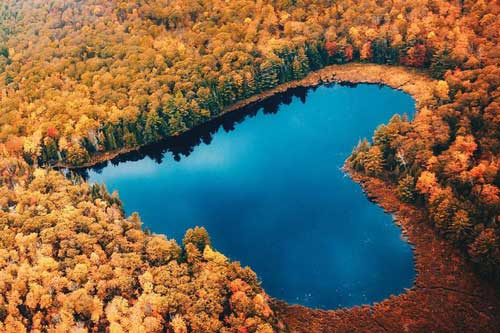 Khám phá những đảo và hồ nước tự nhiên có hình trái tim trên thế giới