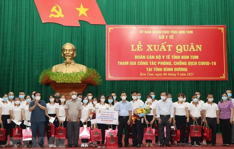 Lãnh đạo tỉnh Kon Tum tặng hoa, quà và động viên các y, bác sĩ, điều dưỡng tham gia đoàn công tác hỗ trợ Bình Dương chống dịch