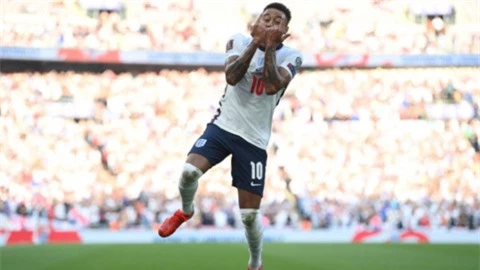 Lingard sao chép cách ăn mừng của Ronaldo