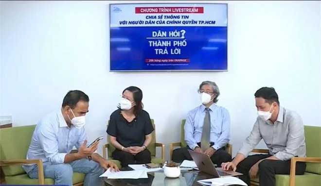 Quyền Linh bất ngờ hết tiền điện thoại trên sóng livestream, dân tình từ bật cười chuyển sang xúc động vì lý do đằng sau - Ảnh 2.