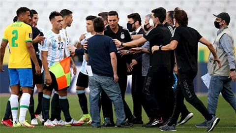 Trận Brazil vs Argentina bị dừng chỉ sau 8 phút 