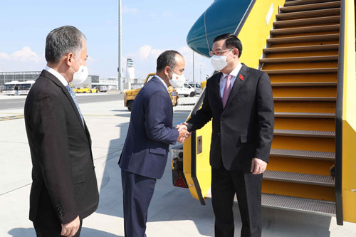 Chủ tịch Quốc hội tới Áo, bắt đầu tham dự Hội nghị các Chủ tịch Quốc hội thế giới