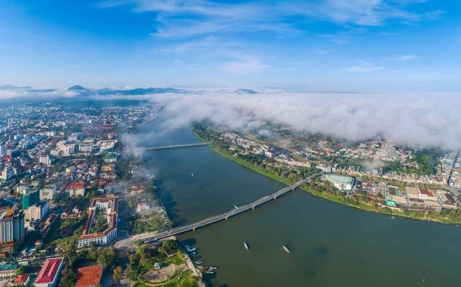 Tác giả đã so sánh sông Hương với các dòng sông mà tác giả từng đến, làm rõ nét đặc trưng của dòng chảy sông Hương. Đó là sông Seine của Paris, sông Danube của Budapest và đặc biệt là dòng Neva ở Nga với những phiến băng trôi nhanh như chiếc thuyền của những chú chim hải âu. Ảnh: Trung Phan.