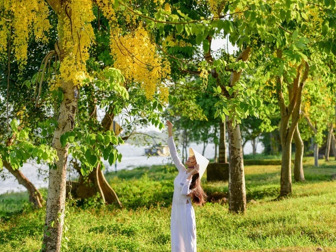 Trong bút ký của Hoàng Phủ Ngọc Tường, tác giả đã miêu tả sông Hương bằng nhiều hình ảnh khác nhau ứng với thủy trình của dòng sông. Khi ở thượng lưu, giữa lòng Trường Sơn, sông Hương đã sống một nửa cuộc đời của mình như một cô gái Digan phóng khoáng và man dại. Giữa cánh đồng Châu Hóa đầy hoa dại, sông Hương là cô gái đẹp ngủ mơ màng được người tình mong đợi đến đánh thức. Tác giả cũng gắn Hương giang với âm nhạc cổ điển Huế, sông Hương là một tài nữ đánh đàn lúc đêm khuya. Ảnh: Lê Huy Hoàng Hải.