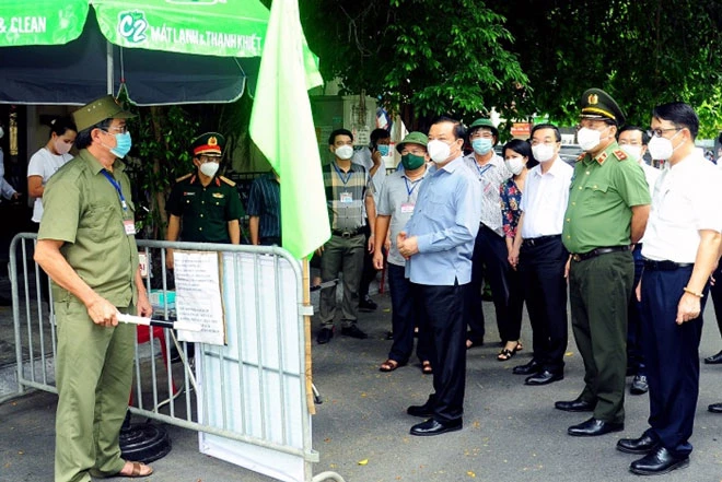 Bí thư Thành ủy Đinh Tiến Dũng, Chủ tịch UBND TP Chu Ngọc Anh kiểm tra công tác phòng, chống dịch COVID-19 tại đường Xuân Tảo (quận Bắc Từ Liêm).