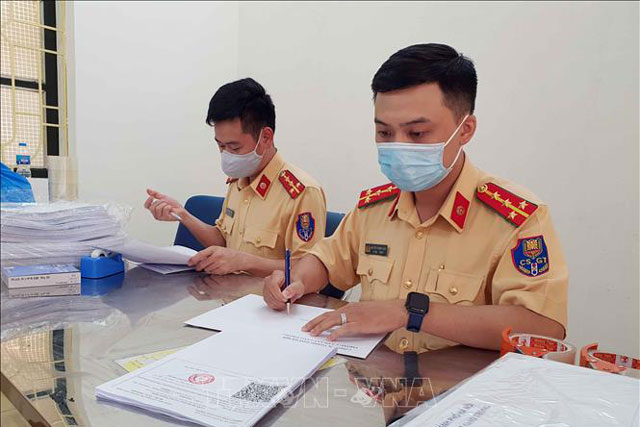 CSGT Hà Nội gấp rút hoàn thành thủ tục cấp giấy đi đường cho người dân