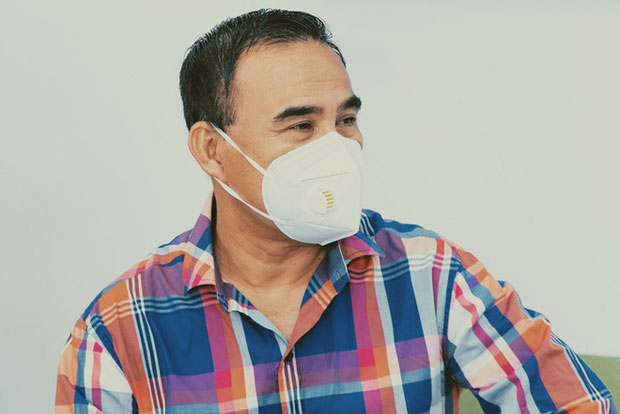 Quyền Linh bất ngờ hết tiền điện thoại trên sóng livestream, dân tình từ bật cười chuyển sang xúc động vì lý do đằng sau