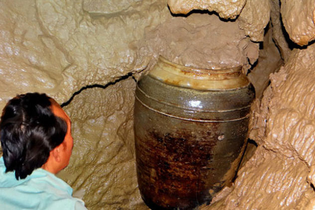 Anh cán bộ đào được 13 cái chum chứa xương người, cả gia đình kịch liệt bắt vứt bỏ: Cực quý hiếm, không được phép mang ra nước ngoài!