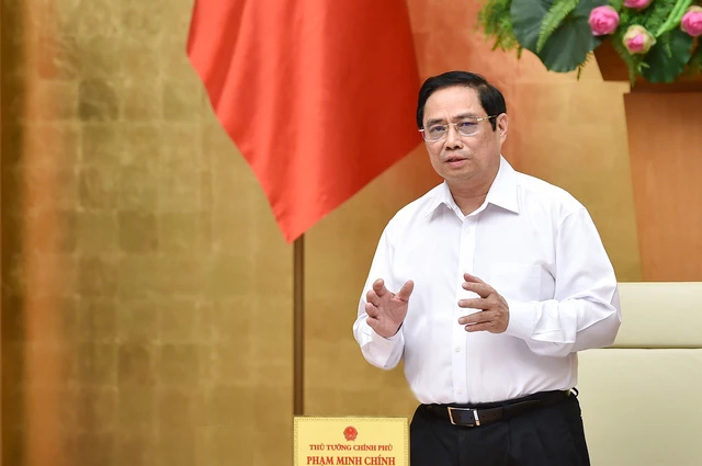Thủ tướng Phạm Minh Chính yêu cầu trước mắt cần ưu tiên cao nhất cho việc sớm kiểm soát dịch bệnh, từng bước khôi phục hoạt động sản xuất, kinh doanh ở những nơi bảo đảm an toàn dịch bệnh - Ảnh: VGP/Nhật Bắc