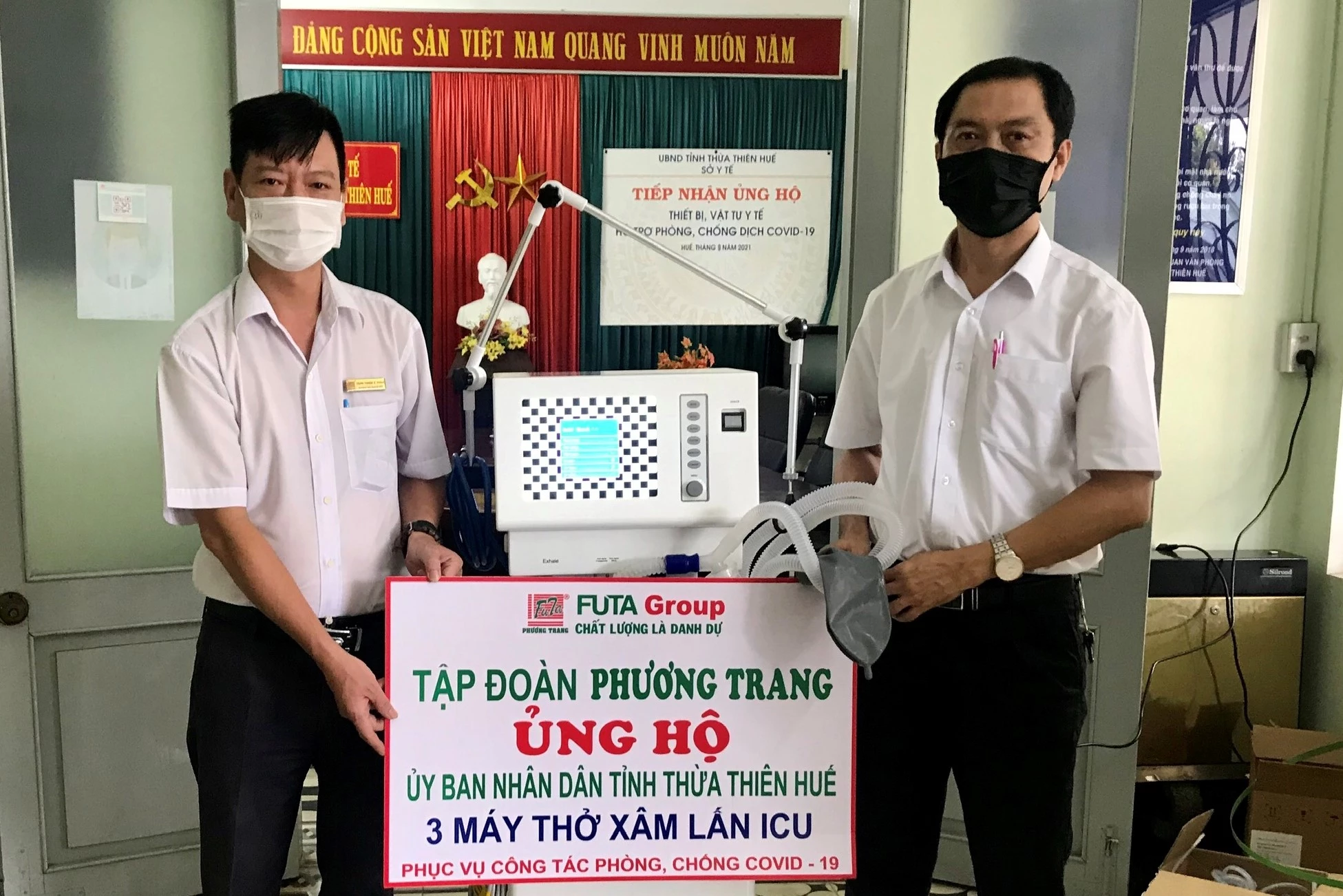 Đại diện Tập đoàn Phương Trang (bên phải) trao tặng 3 máy thở xâm lấn ICU cho Sở Y tế tỉnh Thừa Thiên Huế để phục vụ công tác phòng chống dịch COVID-19.