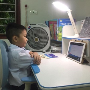 Hà Nội: Bỡ ngỡ buổi học trực tuyến đầu tiên của học sinh lớp 1