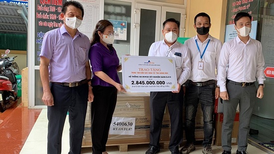 Đất Xanh Miền Trung tặng máy xét nghiệm COVID-19 trị giá 2,8 tỷ đồng cho CDC Quảng Bình