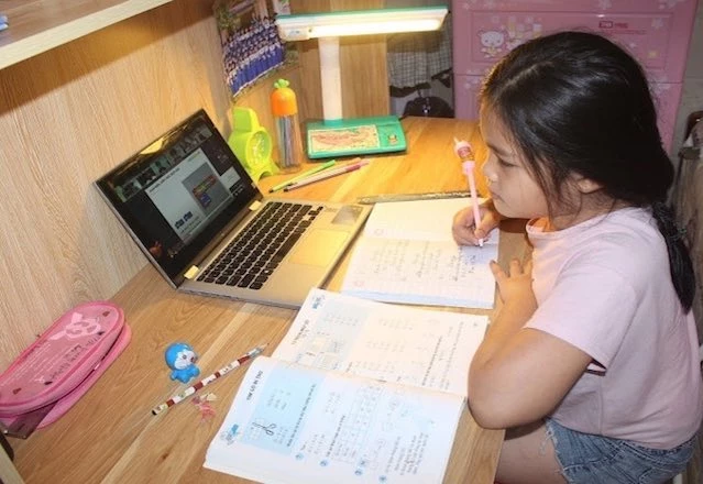 Sở GD&ĐT TP Hồ Chí Minh đề xuất nhiều phương án hỗ trợ thiết bị cho học sinh học trực tuyến.