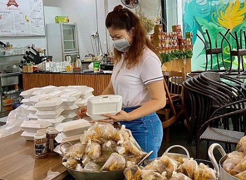 TP Hồ Chí Minh: Doanh nghiệp bị "tổn thương" nặng vì chạy lòng vòng cả tháng chưa được cấp giấy đi đường (?)