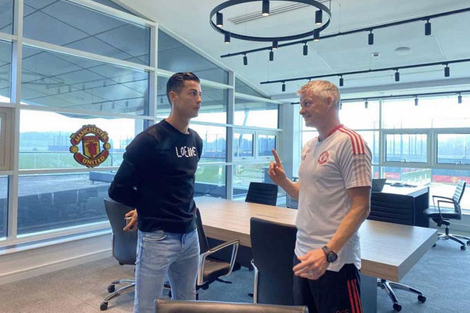 Ronaldo có mặt ở đại bản doanh của MU, bắt đầu tập luyện cùng đồng đội