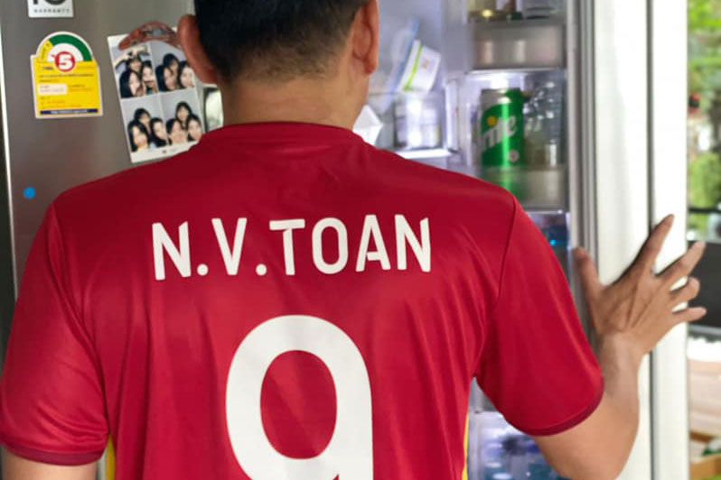 Kiatisak mặc áo Văn Toàn, cổ vũ tuyển Việt Nam thắng Australia