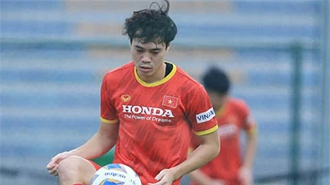 Kiatisak mặc áo Văn Toàn, cổ vũ tuyển Việt Nam thắng Australia