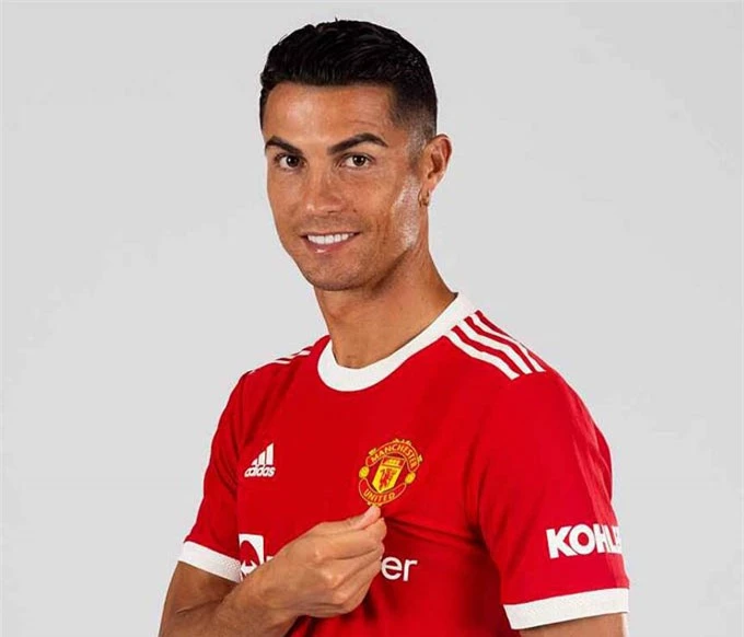 Còn khi trở lại Anh, Ronaldo và gia đình đã thực hiện nghiêm túc quy định cách ly của chính phủ Anh. Căn biệt thự vừa được MU chọn cho Ronaldo nằm ở vùng ngoại ô Manchester có giá 3,25 triệu bảng