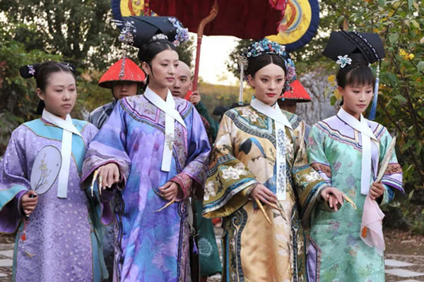 Trang phục của các phi tần thời Mãn Thanh thường có dải lụa trắng trên cổ: Ý nghĩa của nó là gì?