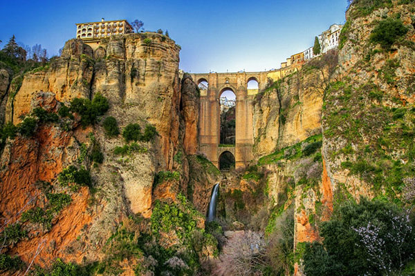 Những ngôi làng cheo leo trên vách núi